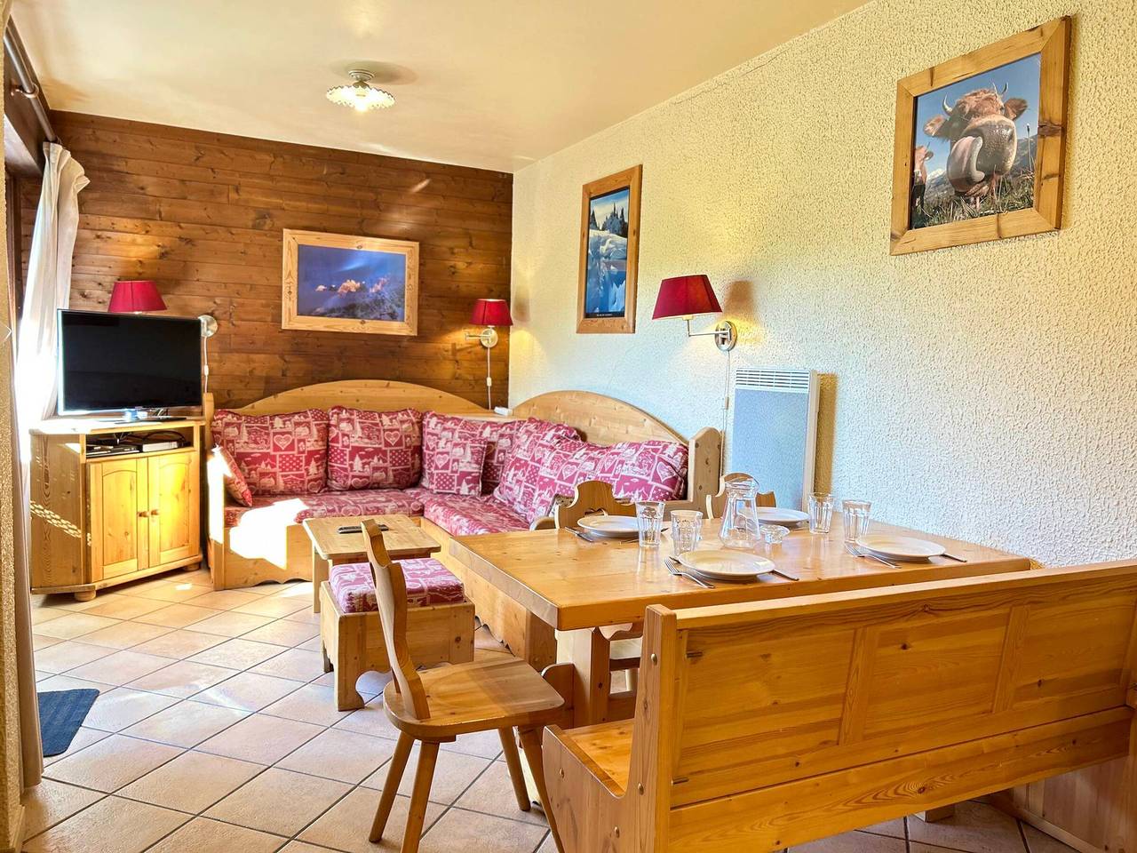 Entire apartment, Ski-in/Ski-out Apartment with Terrace & Summer Bbq, Near Village Center in Les Gets, Les Portes du Soleil