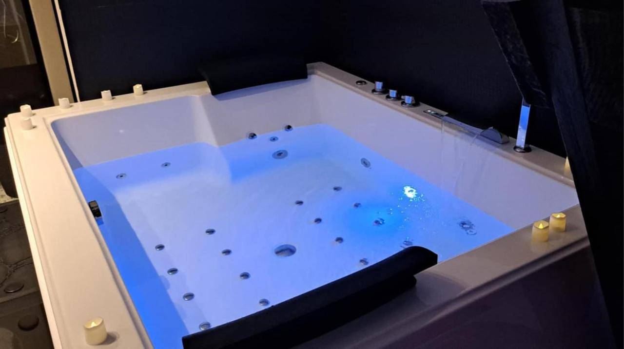 One-Bedroom Apartment with Spa Bath in Quiévrechain, Région de Valenciennes