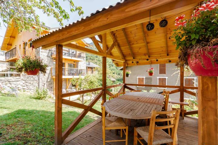 Ganzes Studio, Einzimmerapartment 'Charmant 2' mit Bergblick, Balkon und Wi-Fi in La Perrière, Vanoise-Massiv