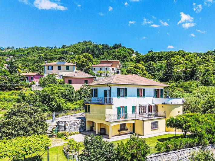 Casa vacanza per 14 persone, con giardino e terrazza nonché panorama in Liguria