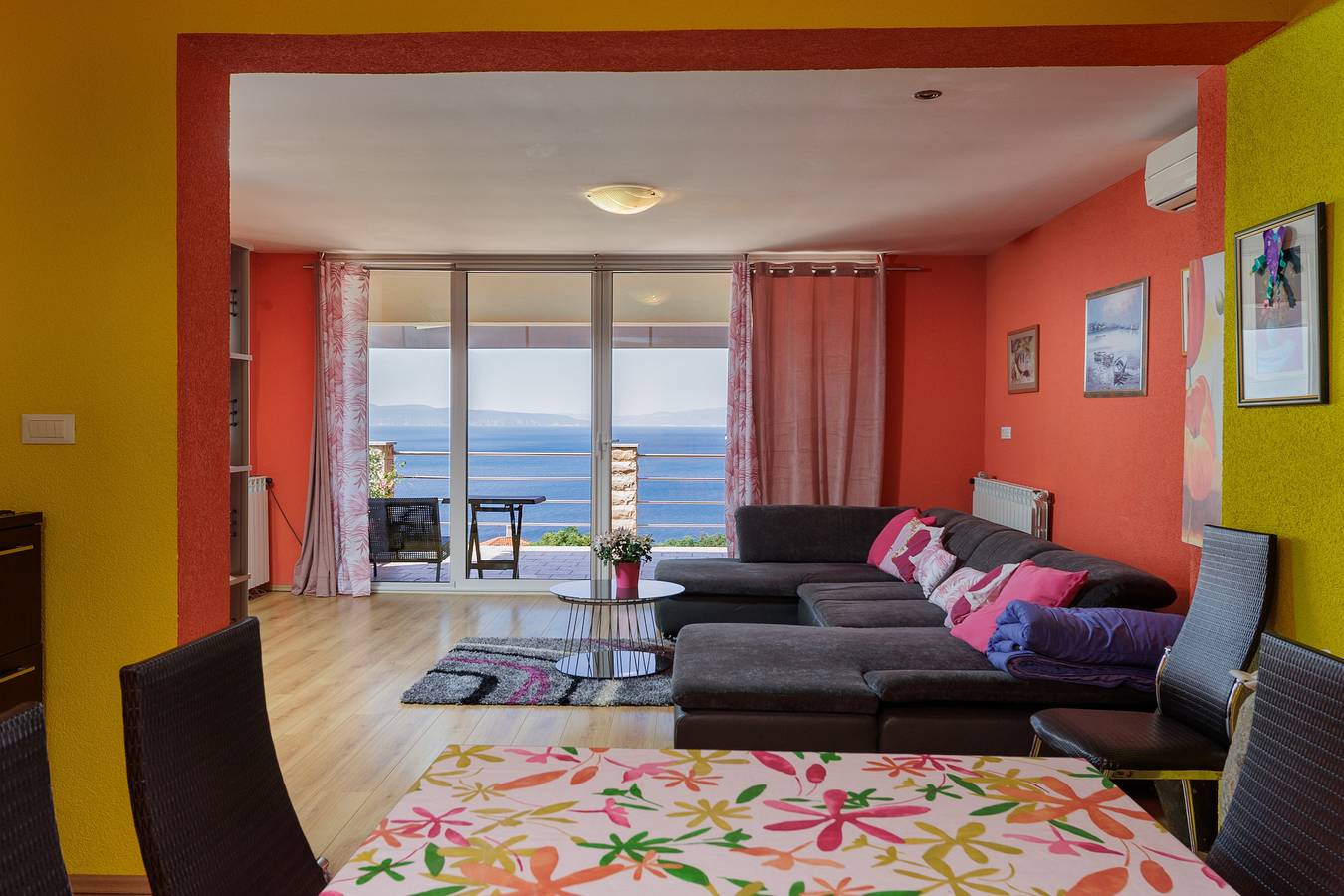 Geheel appartement, Colourful Seaview Apartment in Paveki, Vrh Martinscice