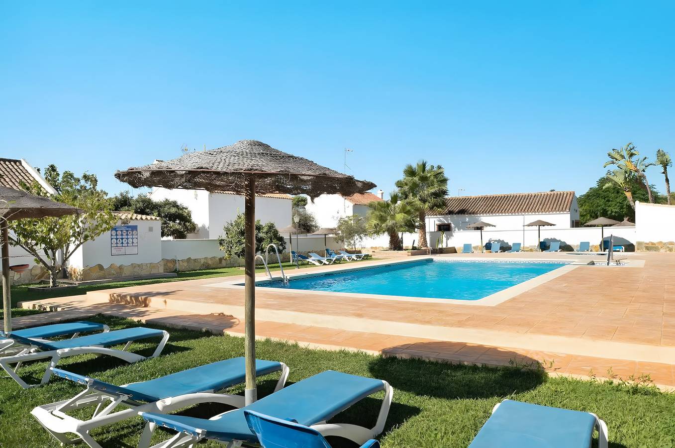 Maison de vacances 'Miguelin 4' avec piscine partagée, Wi-Fi et climatisation in Playa de Zahora, Barbate
