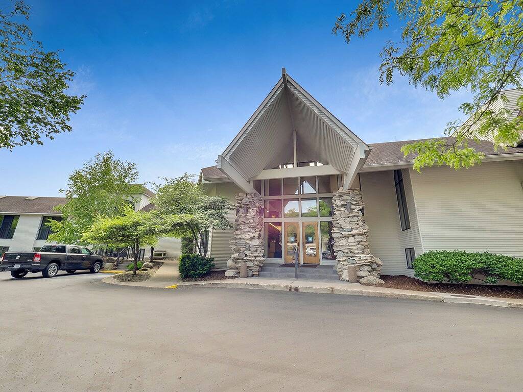 Ganze Wohnung, Ewi 103 | Lake Charlevoix Views | Downtown Charlevoix | Pool, Hot Tub, Sauna in Charlevoix, Charlevoix County