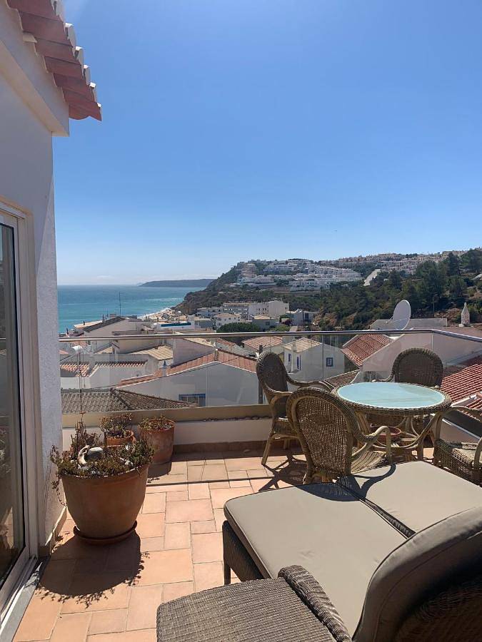 Ferienwohnung für 6 Personen, mit Balkon und Terrasse sowie Ausblick in Salema - 3