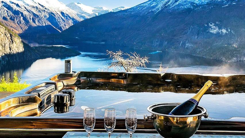 Ferienhaus für 8 Personen, mit Whirlpool und Terrasse sowie Garten in Norddal