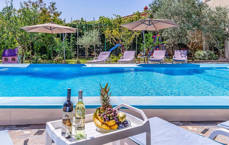 Ganze Ferienwohnung, Gemütliche Ferienwohnung mit Terrasse, WLAN und Parkplatz in der Nähe des Stadtzentrums von Sisan in Sisan, Südküste Istrien