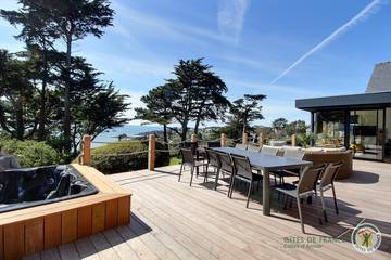 Gîte pour 12 personnes, avec jacuzzi et jardin ainsi que terrasse et sauna, animaux acceptés dans Plage de Port-Mabo