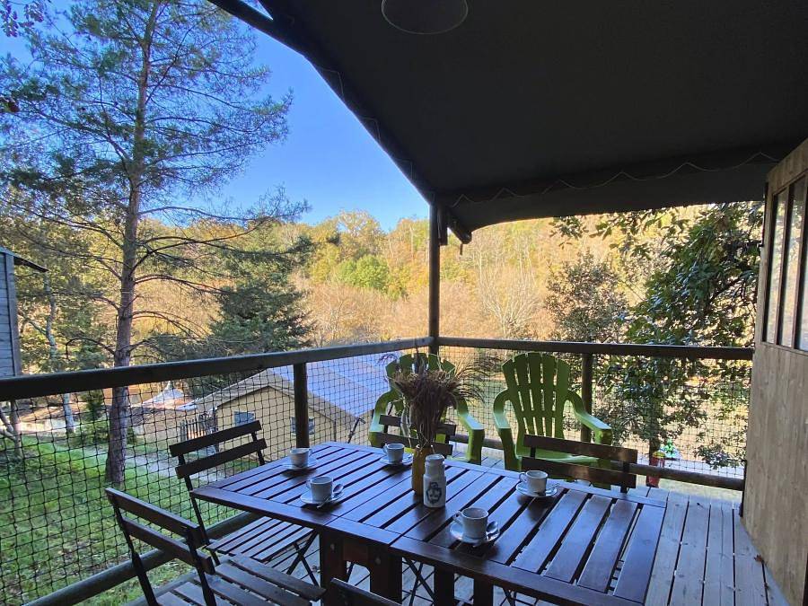 Camping Le Moulin de Surier - Tente en toile et en bois 5 personnes - Lodge du Lac 3 Pièces 5 personnes in Beaumont-du-Périgord, Périgord Pourpre