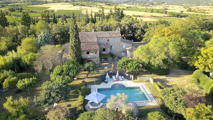 Gîte pour 2 personnes, avec piscine ainsi que terrasse et jardin, animaux acceptés en Ardèche