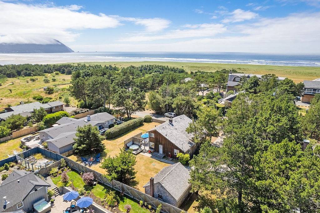 Alldecked Out: Riesige umzäunten Hof, Whirlpool, Feuerstelle, Hund Ok, kurzer Weg zum Strand in Gearhart, Clatsop County