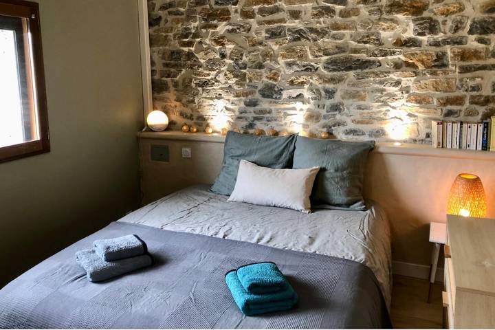 Location de vacances pour 4 personnes, avec jardin ainsi que piscine et terrasse, adapté aux familles à Saint-Clément