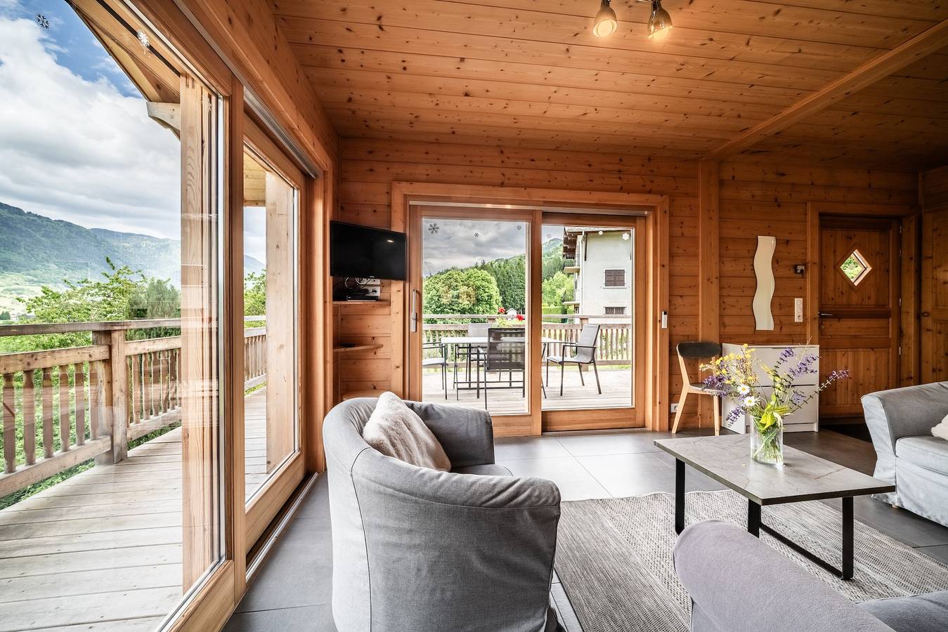 Landhaus 'Côté Giffre' mit Seeblick, privater Terrasse und Wi-Fi in Châtillon-sur-Cluses, Region Bonneville