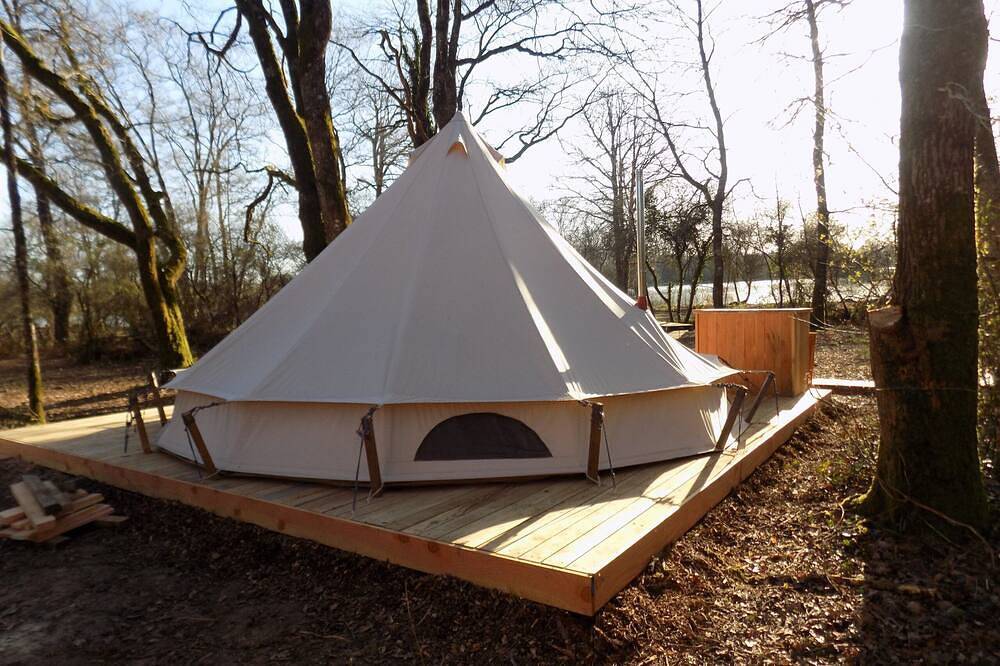 Luxury tent with private spa Copa cabanes 1 pond view in Le Vigeant, Vienne