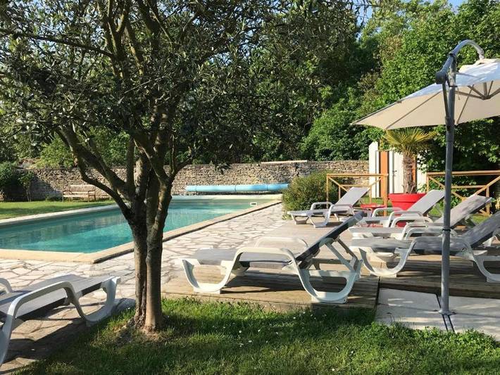 Location de vacances pour 12 personnes, avec Terrasse et Jardin ainsi que Piscine et Vue à Champagné-les-Marais