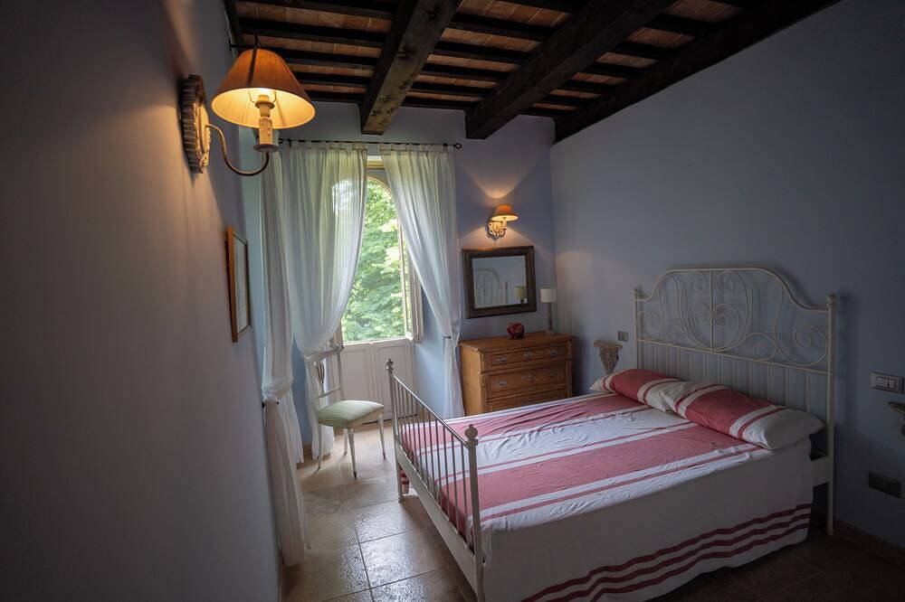 Ganze Wohnung, Cosy apartment on a tranquil estate with shared pool & mountain views in Amandola, Nationalpark Monti Sibillini