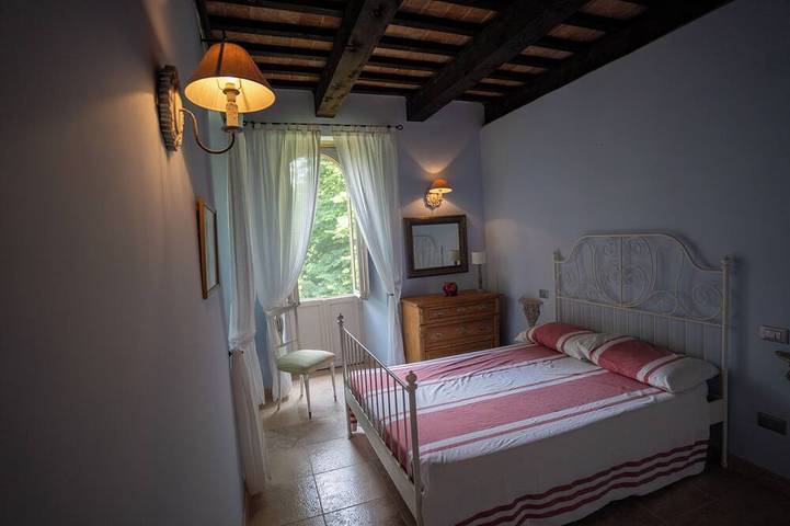Ganze Wohnung, Cosy apartment on a tranquil estate with shared pool & mountain views in Amandola, Nationalpark Monti Sibillini