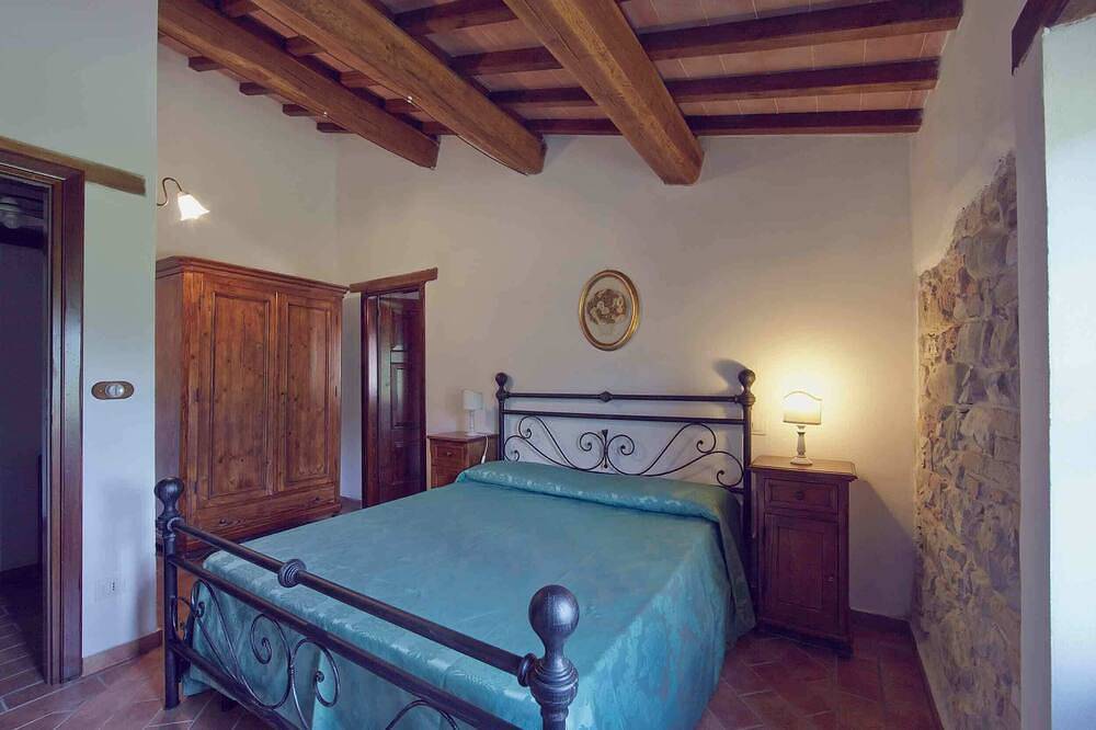 Authentic stone farmhouse, pool, view, bbq, wifi, bedrooms with bathroom and a/c in Perugia, Perugia Province