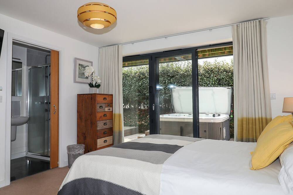 Pebble Ridge View, pet friendly, with hot tub in Westward Ho! in Westward Ho, Hartland Devon Heritage Coast