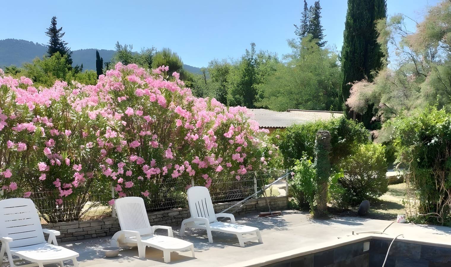 « Tamaris Les Floralies en Provence » avec vue sur montagne, piscine partagée et terrasse privée in Malaucène, Parc naturel régional du Mont-Ventoux