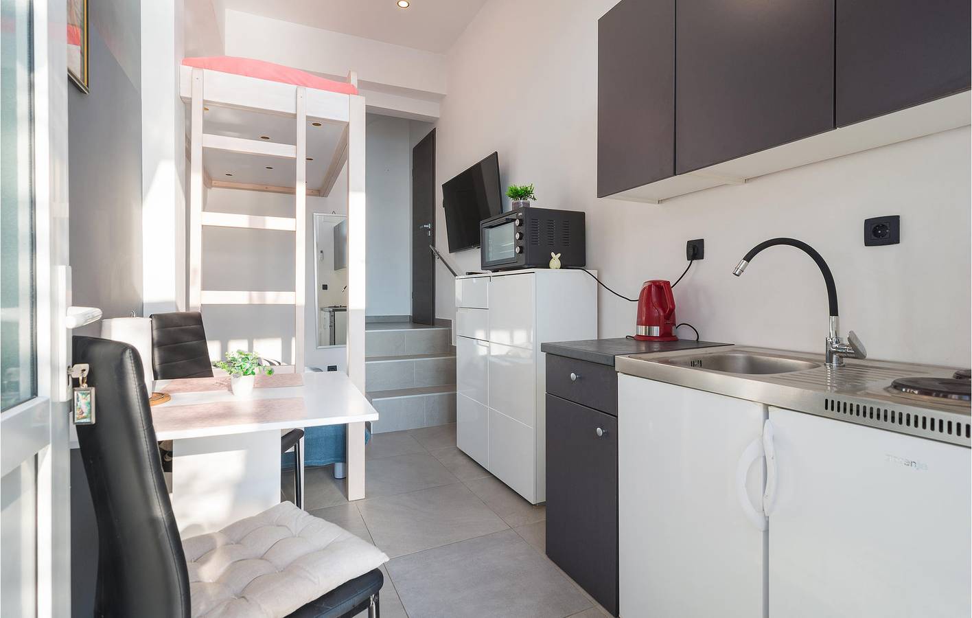 Ganze Ferienwohnung, Apartment mit Meerblick, Terrasse, WLAN und Parkplatz – 1,5 km zum Strand in Jesenice, Split-Dalmatien