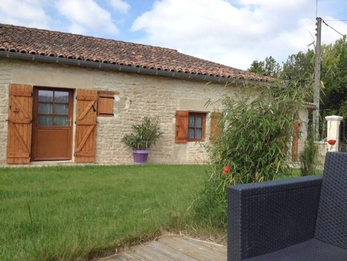 Chambre d’hôte pour 2 personnes, avec terrasse ainsi que vue et jardin à Saint-Georges-lès-Baillargeaux