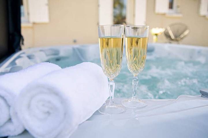 Gîte pour 2 personnes, avec Jacuzzi ainsi que Terrasse et Jardin à Saulcet