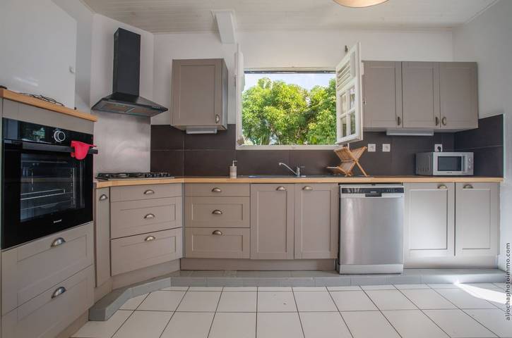 Location de vacances pour 11 personnes, avec terrasse ainsi que piscine et jardin à Sainte-Luce - 4