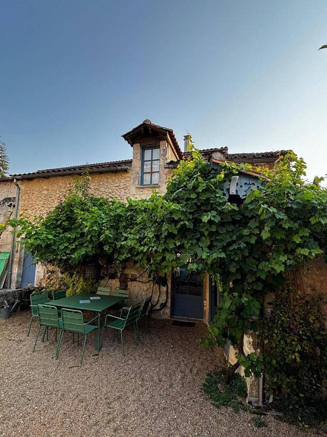 Location de vacances pour 8 personnes, avec Terrasse ainsi que Jardin et Vue à Bourdeilles
