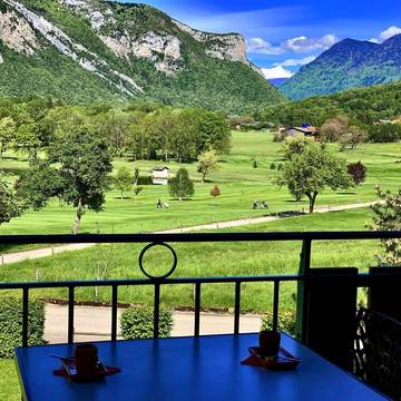 Gîte pour 4 personnes, avec piscine et vue ainsi que sauna et jardin à Giez