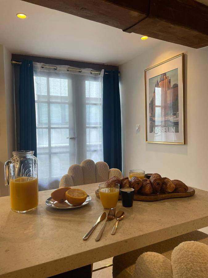 Appartement entier, One-Bedroom Apartment in Josselin, Région de Pontivy