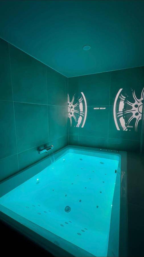 Gîte pour 2 personnes, avec jacuzzi et piscine ainsi que terrasse et sauna à Bonneuil-sur-Marne - 4