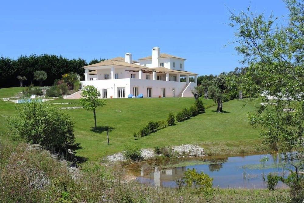Villa for 11 with Private Pool and Lake View in Vau, Leiria District