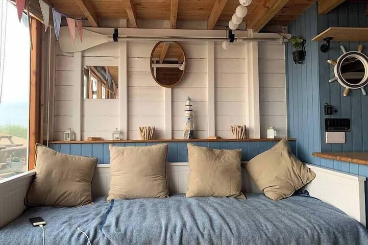 Beachfront Beach Hut with Stunning coastal views in Bournemouth, Südwestengland