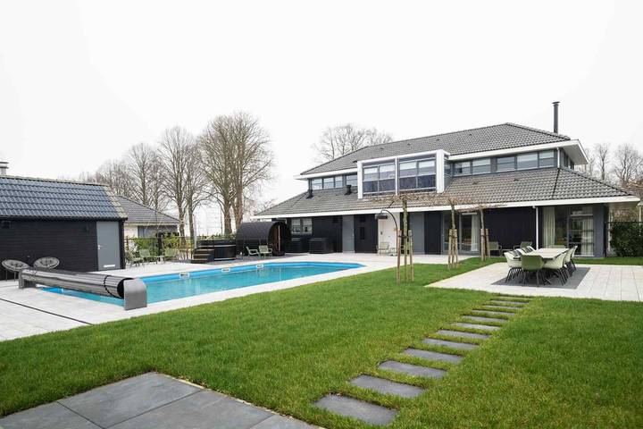 Villa für 14 Personen, mit Terrasse und Garten sowie Sauna