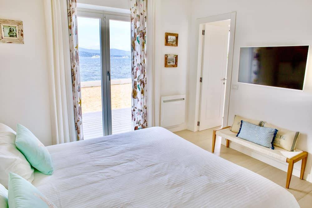 Villa Pieds dans l'eau avec plage de sable privée sur le golfe de Saint Tropez in Gassin, Région de Draguignan