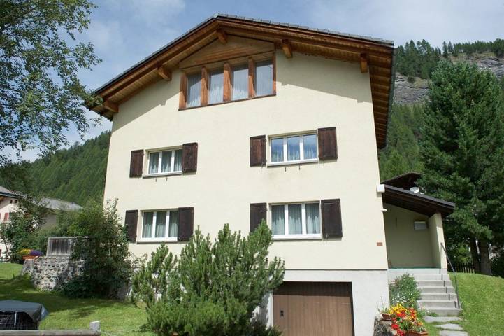 Ferienwohnung für 6 Personen, mit Terrasse und Garten sowie Ausblick in Splügen