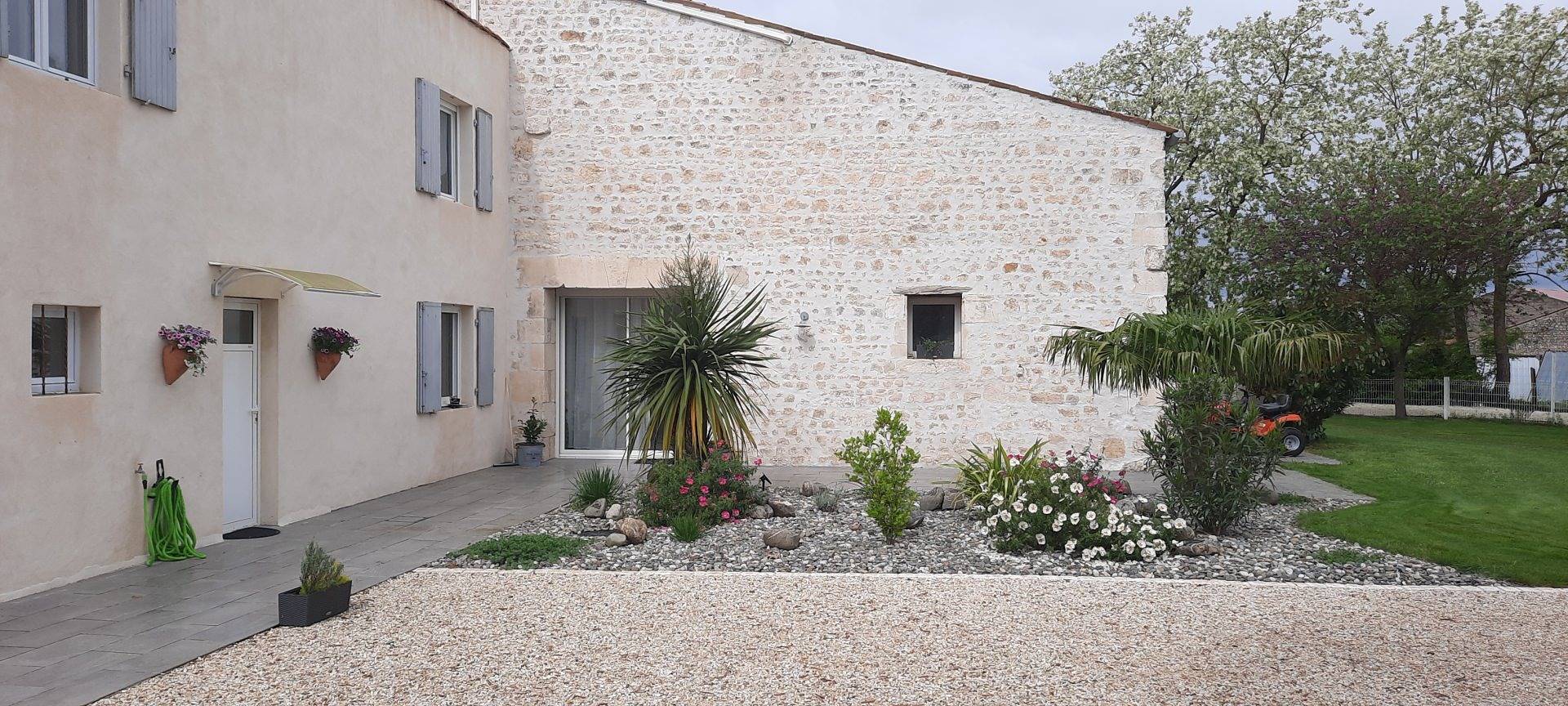 Gîte 4 personnes avec piscine, entre Saintes et Royan in Balanzac, Région de Saintes