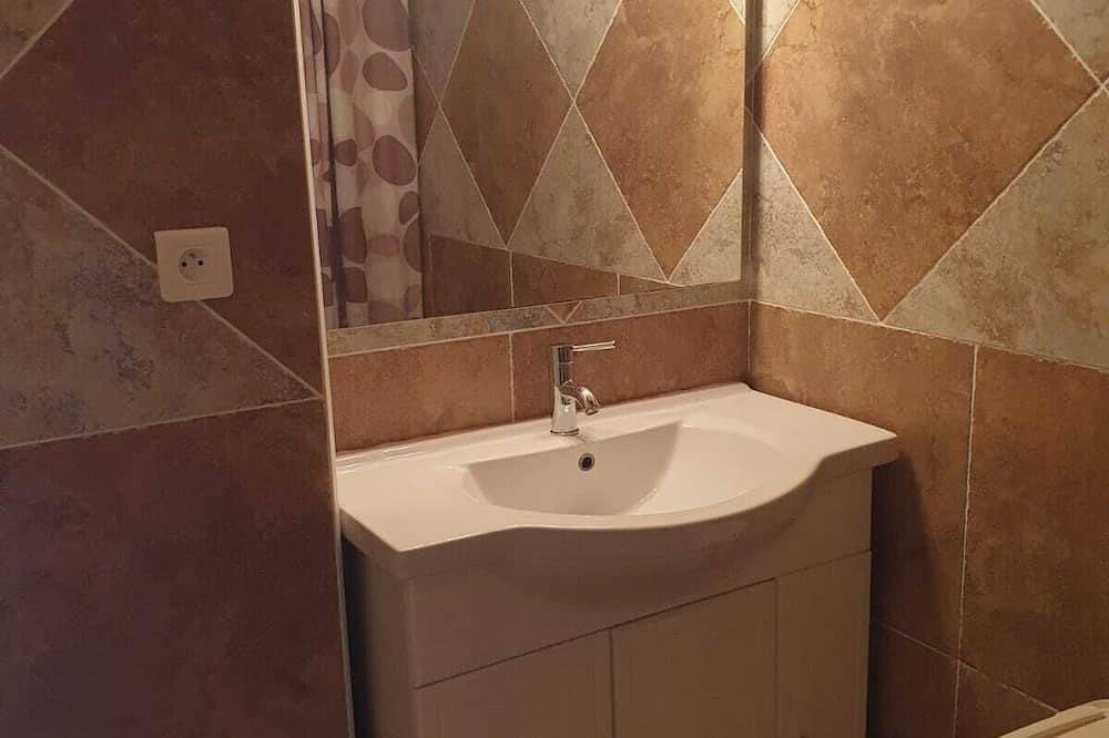 Appartamento intero, 3 bedroom apartment with swimming pool 3km from St Florent in Oletta, Calvi e dintorni