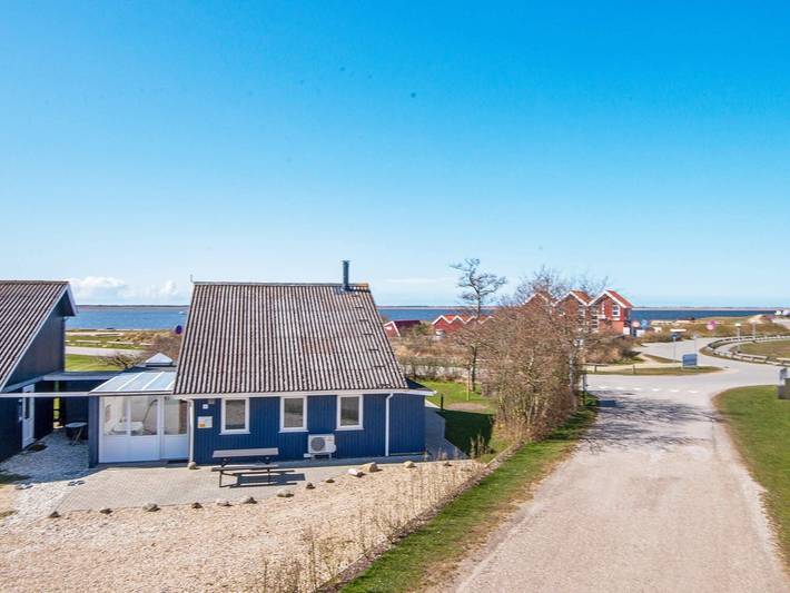 Ferieudlejning for 6 personer, med sauna og terrasse såvel som have og jacuzzi i Bork Havn