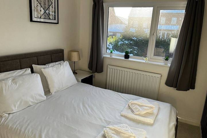 3-Bed House w/ Driveway Parking in Nottingham, Midlands del Este
