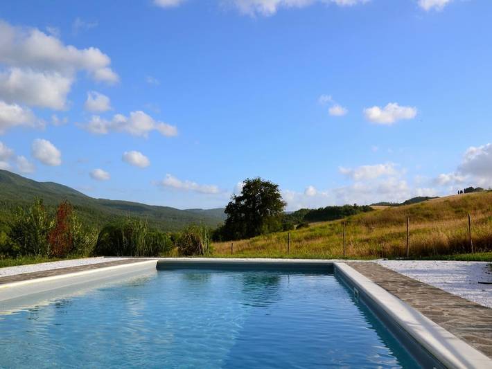 Agriturismo per 8 persone, con giardino e piscina nonché balcone, adatto a famiglie con bambini a Montecatini Val di Cecina
