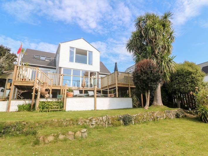 Cottage for 8 people, with Balcony and Hot tub as well as Terrace and Garden in Praa Sands