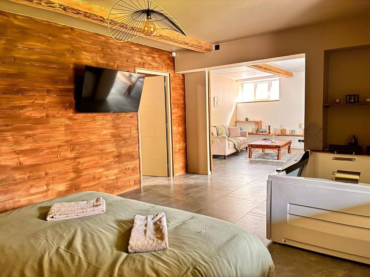 Appartement entier, Superbe appartement avec jacuzzi et jardin privé in Marlhes, Parc Naturel Régional du Pilat
