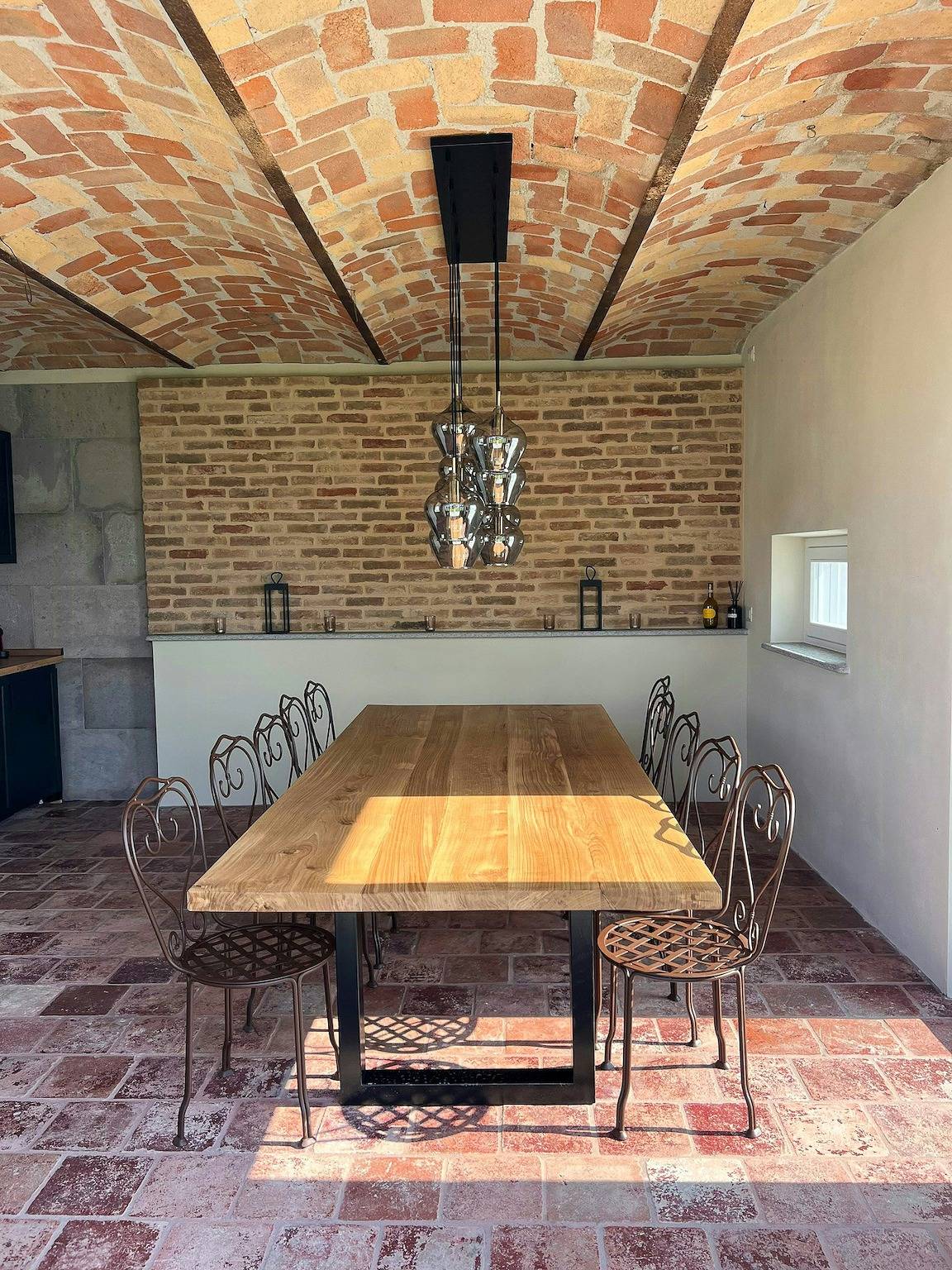 Villa aus dem 19. Jahrhundert mit Blick auf die Langhe und den Monte Viso in Castagnole delle Lanze, Langhe