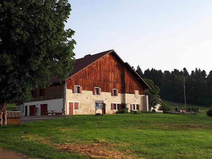 Gîte pour 7 personnes, avec jardin dans Guyans-Vennes
