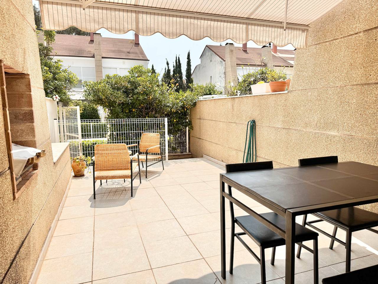 Casa Vacacional 'Lopimar Playa Malvarrosa' con Vista a la Montaña, Wi-Fi y Aire Acondicionado in Playa de Almardá, Sagunto