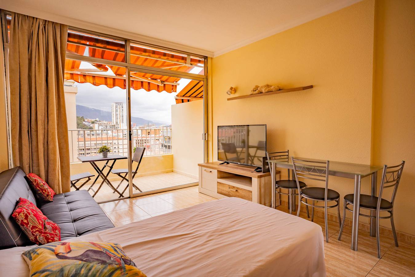 Appartement entier, Appartement de vacances 'Atico Con Vistas Al Teide' avec piscine partagée, terrasse privée et Wi-Fi in Playa Martianez, Puerto de la Cruz