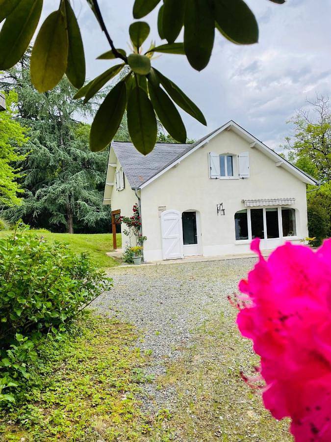 Location de vacances pour 6 personnes, avec piscine ainsi que vue et jardin, adapté aux familles à Gan