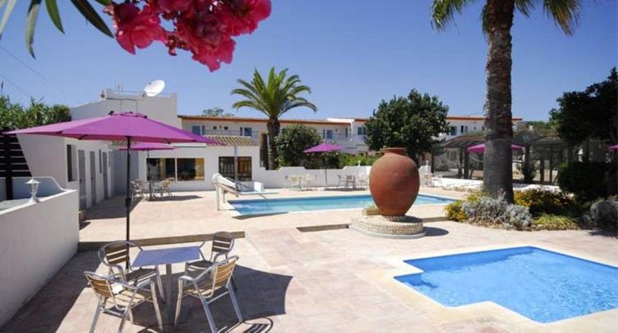 Parc de vacances pour 28 personnes, avec piscine ainsi que jardin et vue en Algarve