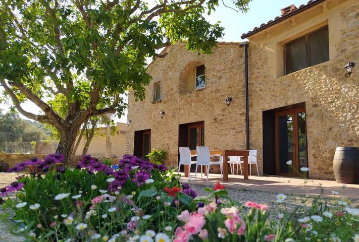 Casa de vacaciones para 7 personas, con jardín además de terraza y vistas en Pla de l'Estany